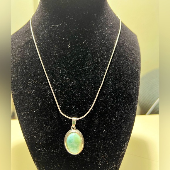 Larimar 925 pendant on 925 Sterling chain. Chain is 18” long and pendant is 1”. - Picture 2 of 6